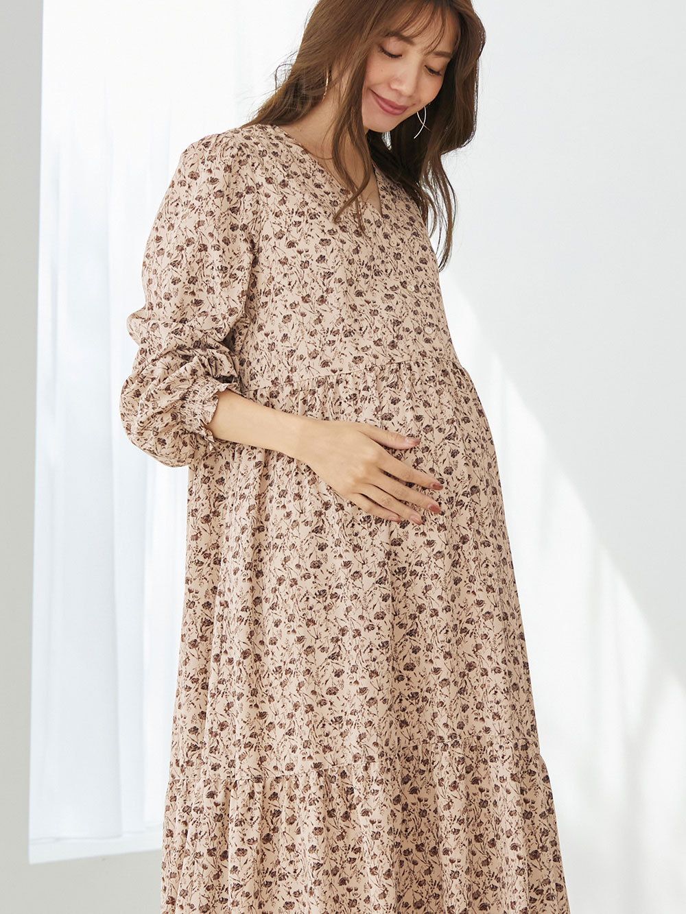 マタニティ ワンピース|ボリュームスリーブ裾ティアード花柄ワンピース　マタニティ・授乳服【出産後も長く使える】|ライトベージュ
