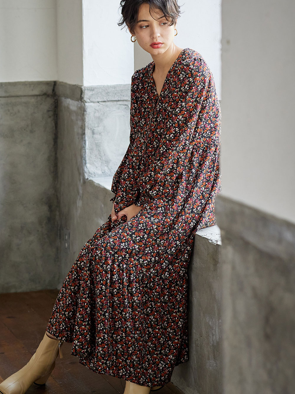 マタニティ ワンピース|ボリュームスリーブ裾ティアード花柄ワンピース　マタニティ・授乳服【出産後も長く使える】|ブラック花柄